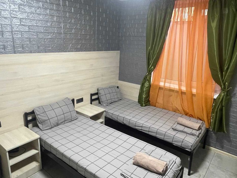 Оренда студії  в цоколі-дешева ціна (з великим вікном)