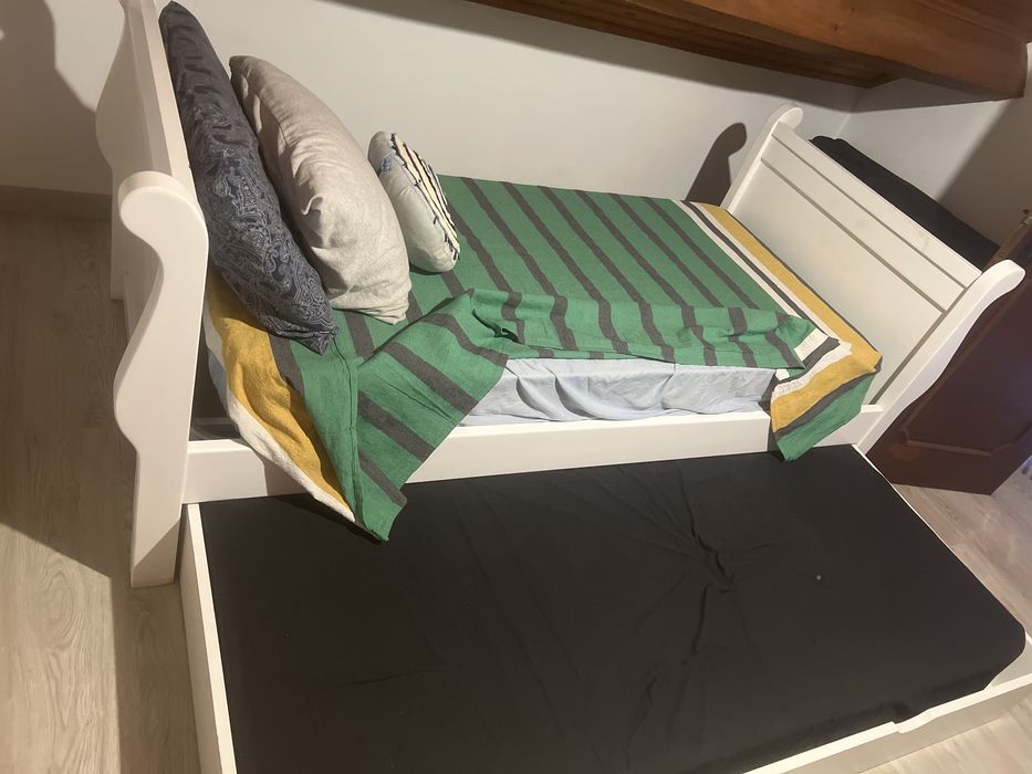 Cama de solteiro dupla com colchões