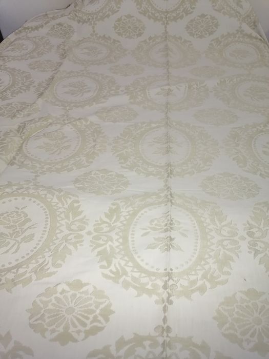 Colcha trabalhada branca