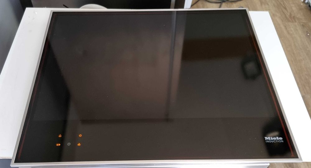 Płyta indukcyjna z ramką Miele KM 7667. Stan 9.5/10, szer62cm.Jak Nowa