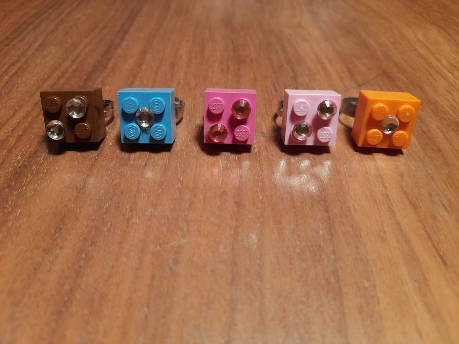 Anel com Lego e "brilhante" amovível (autocolante).Há em várias côres.