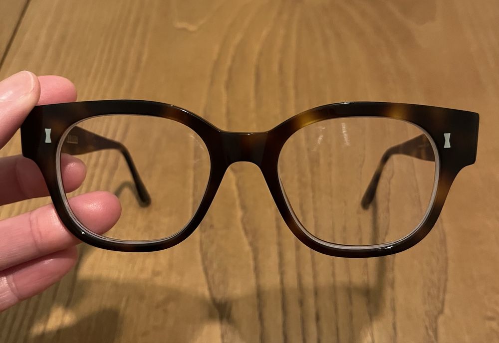 Armação de óculos castanha da marca inglesa Cubitts