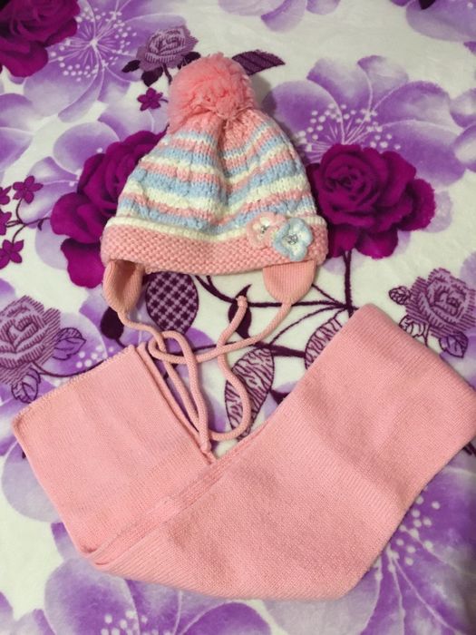 Шапочка дитяча і шарф на дівчинку