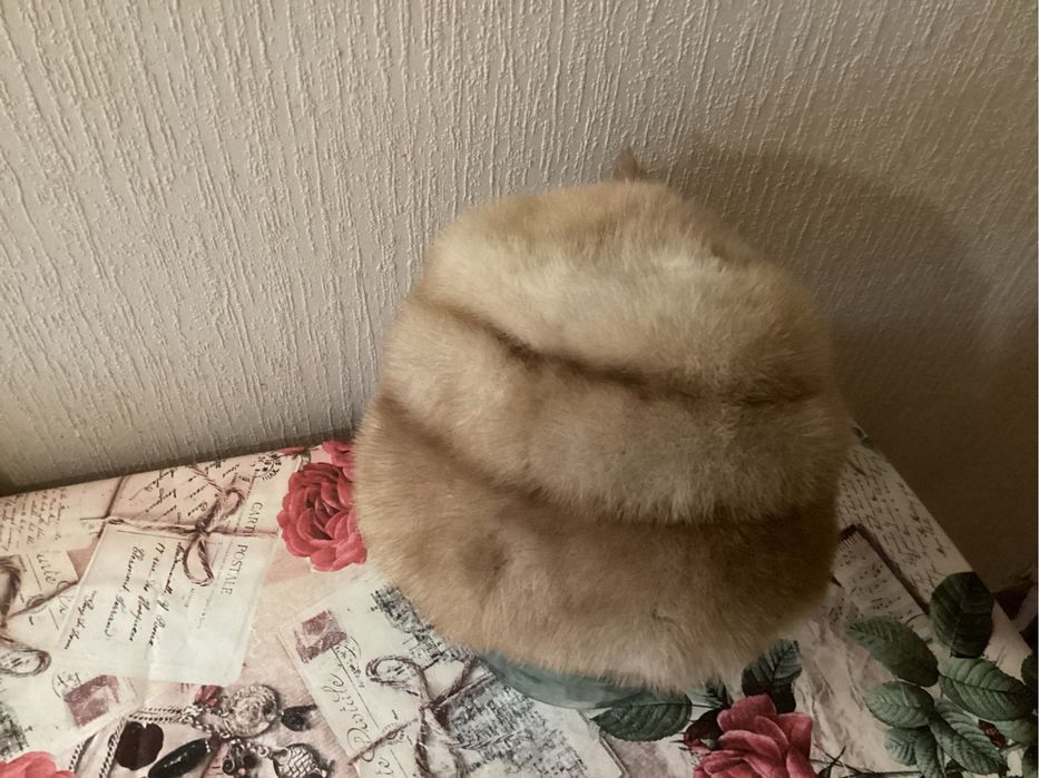 Продам меховые шапки мужские иженские.