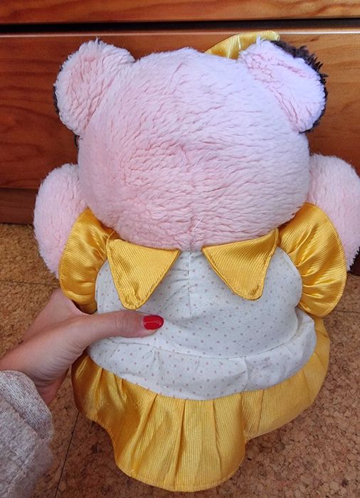 Ursa de peluche rosa com vestido e laço