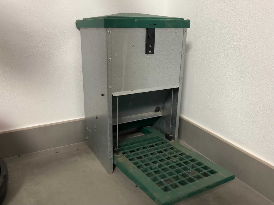 Alimentador automatico para galinhas