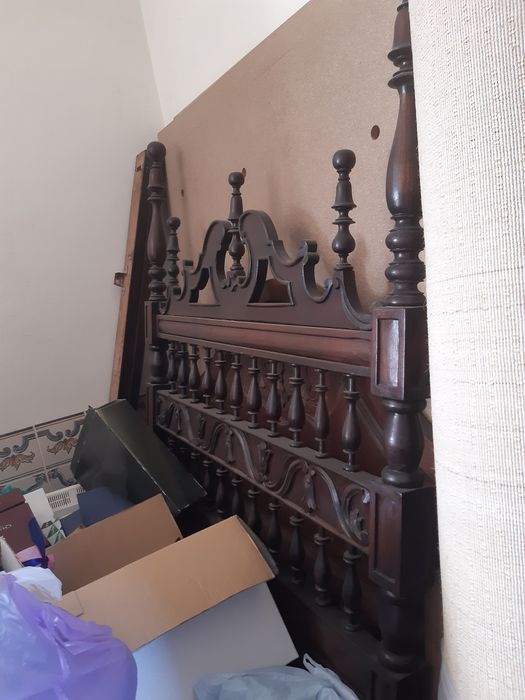 Cama de solteiro em madeira trabalhada.