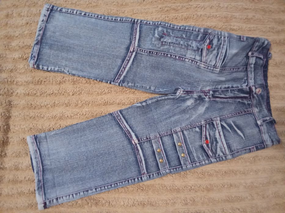 Нові легкі джинси на дівчинку 4 років,зріст 104.Дуже зручні та нарядні