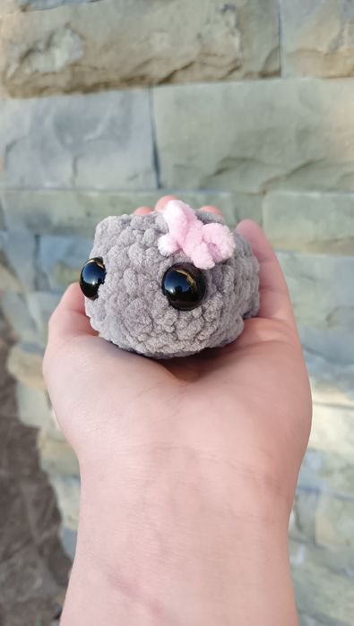 Uroczy smutny chomik breloczek na szydełku