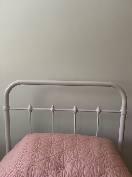 Cama de solteiro + colchão  (preço negociável)