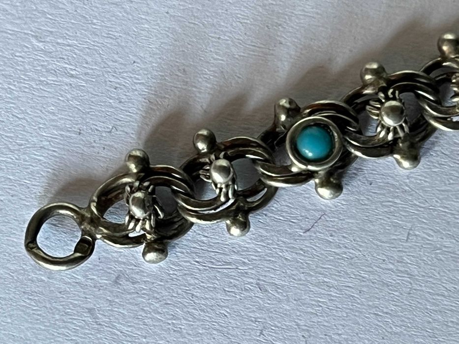 Pulseira em prata antiga trabalhada e com pedras azuis