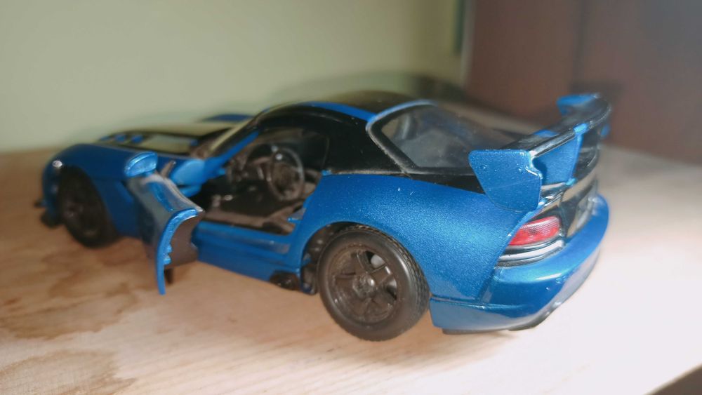 Машинка Dodge Viper 1:24  Bburago