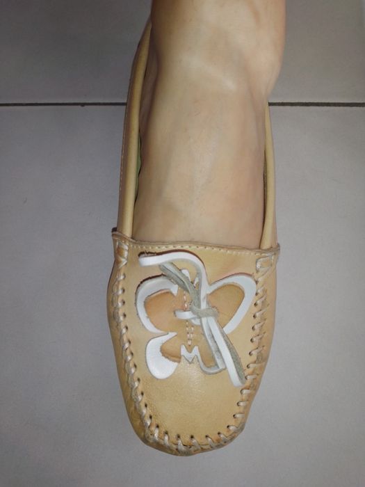 Mocassins bege com aplicação