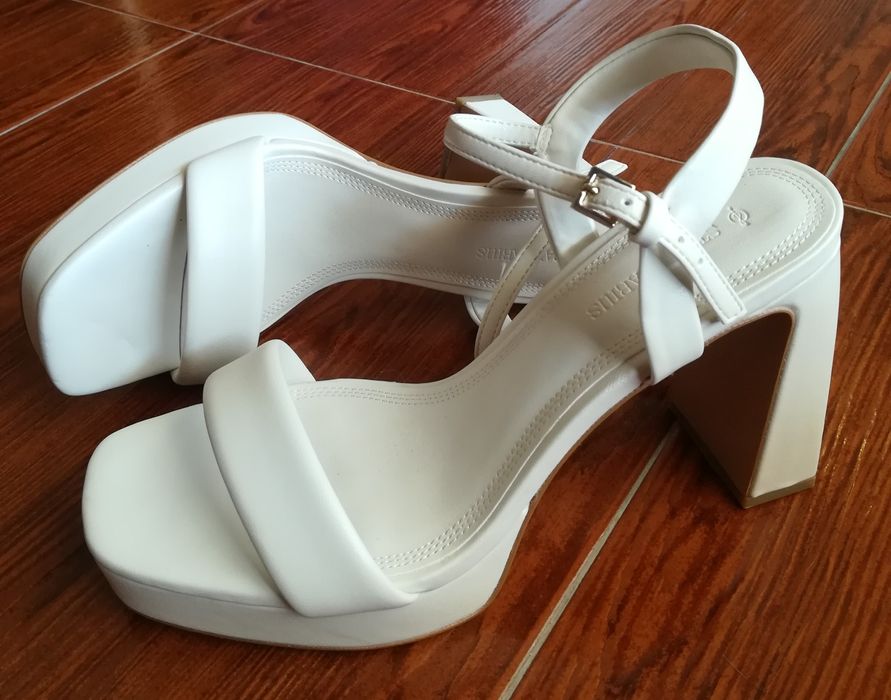 Sandálias brancas