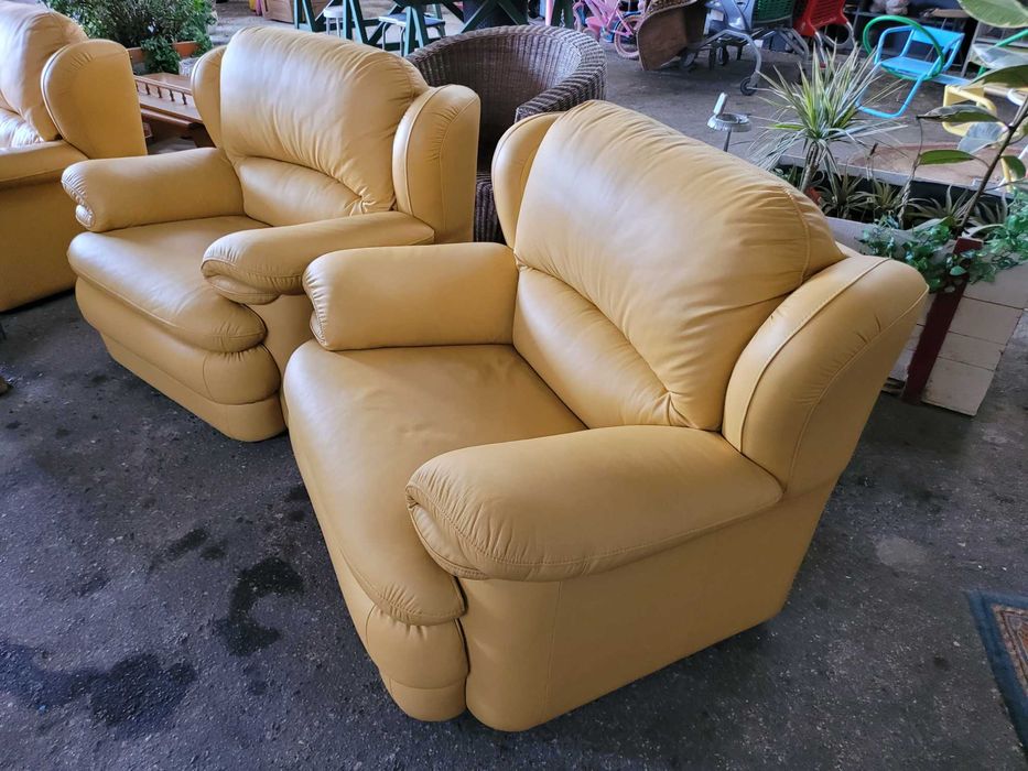 Sofás individuais em pele - Muito bom estado geral - Valor unitário