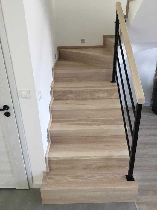 Drewniane schody na beton