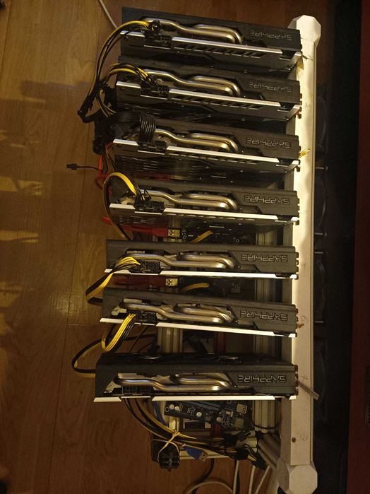 RiG com 7 placas saphire RX 580 que debitam 30 MH/s, 240 Mh/s por RIG