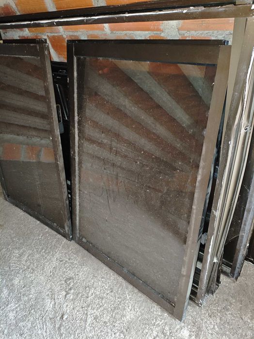 Porta e Janelas de alumínio castanho