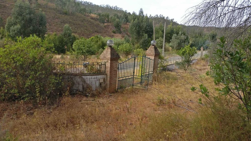 Quinta aprazível, perto de Silves com ribeira e com parcela urbana