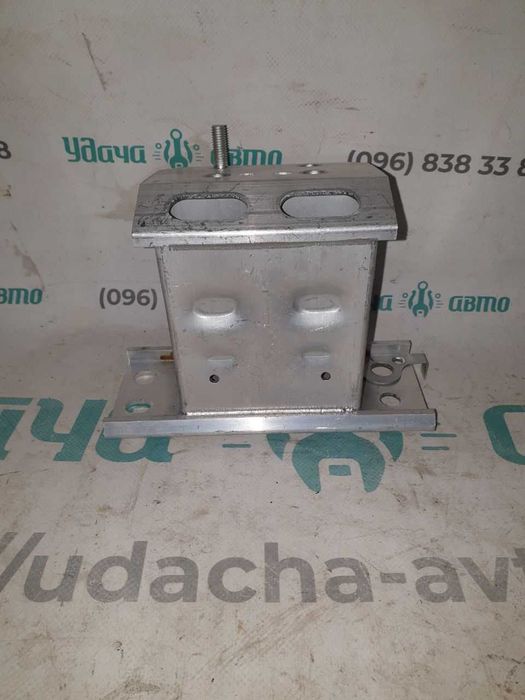 Кронштейн усилителя переднего бампера  Toyota Prius 30 5701347040 клык