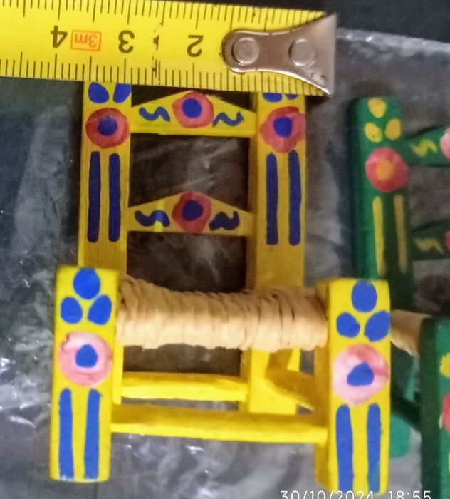 Duas cadeiras miniatura.