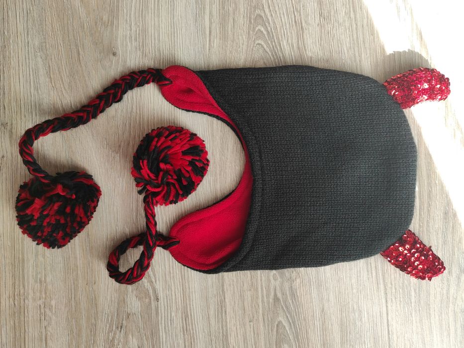 Claire's ciepła czapka uszatka na polarze diabełek rogi cekiny czarna