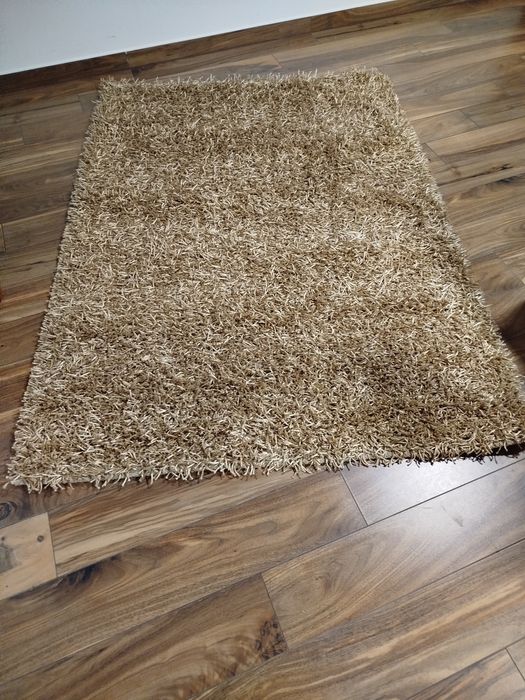 Carpete beje,  com 140 por 200