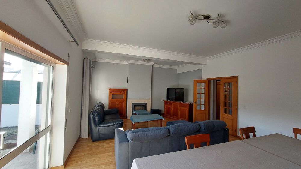 Moradia geminada T5 | Arrenda-se