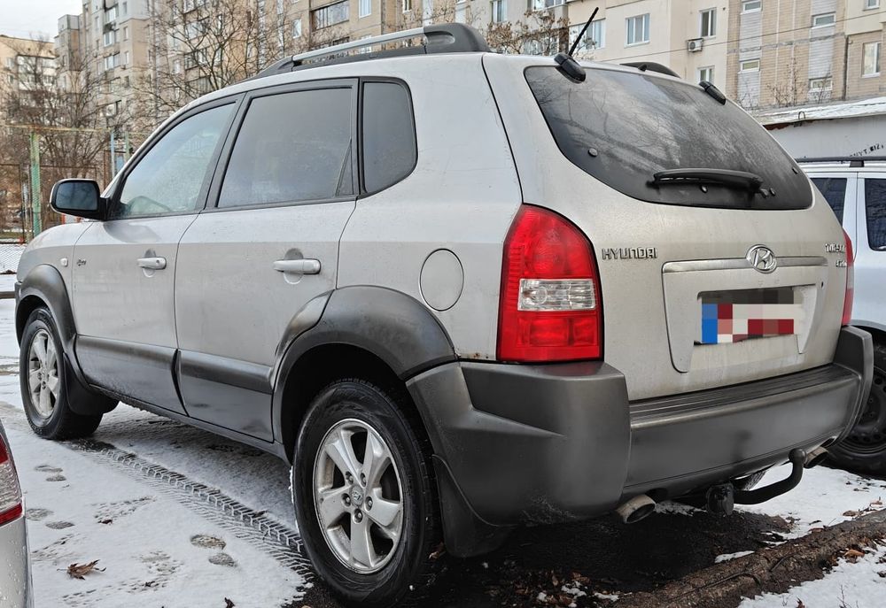 Hyundai Tucson 2 літра дизель механіка повний привід