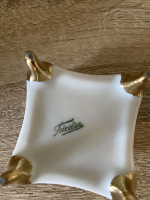 Bonita caixinha em faianca dourada e rosa