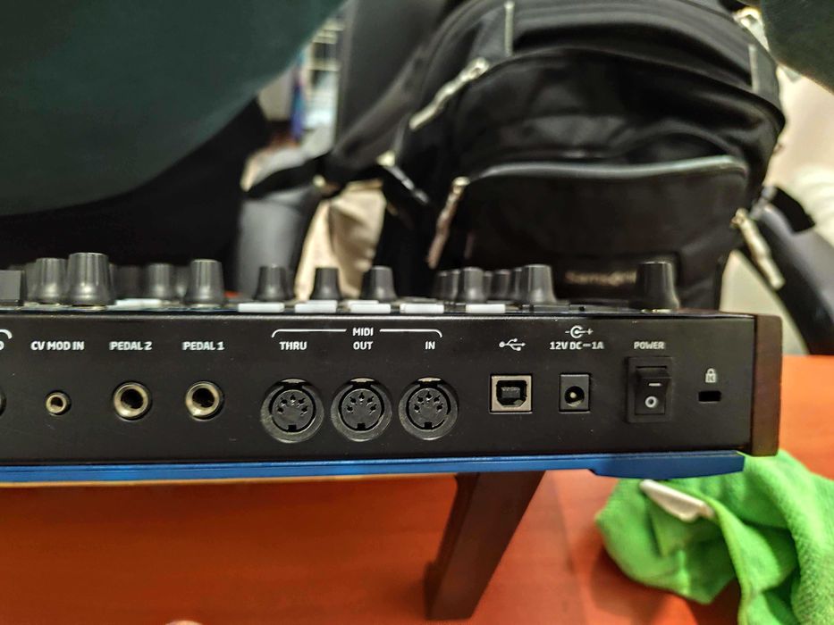 Sintetizador Novation Peak com stand e decksaver