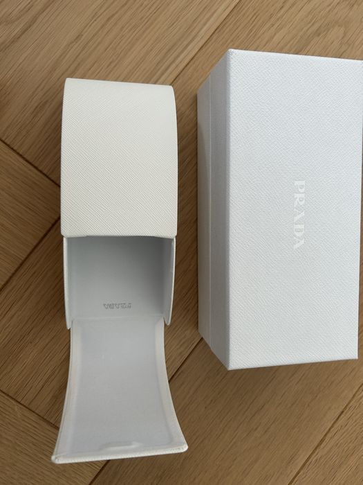Etui na okulary i pudelko Prada