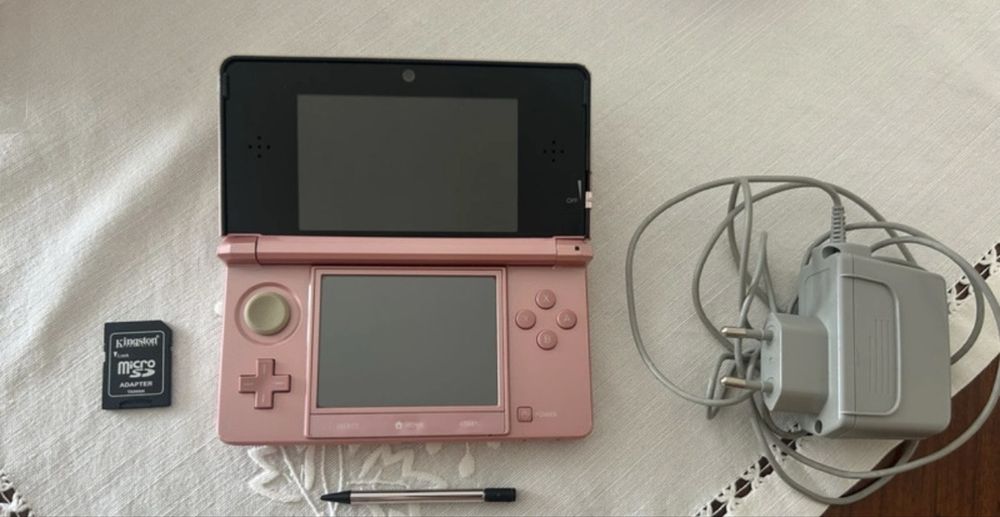 Consola Nintendo 3DS Coral Pink Desbloqueada (Full Box) + Cartão SD Extra com Desbloqueio