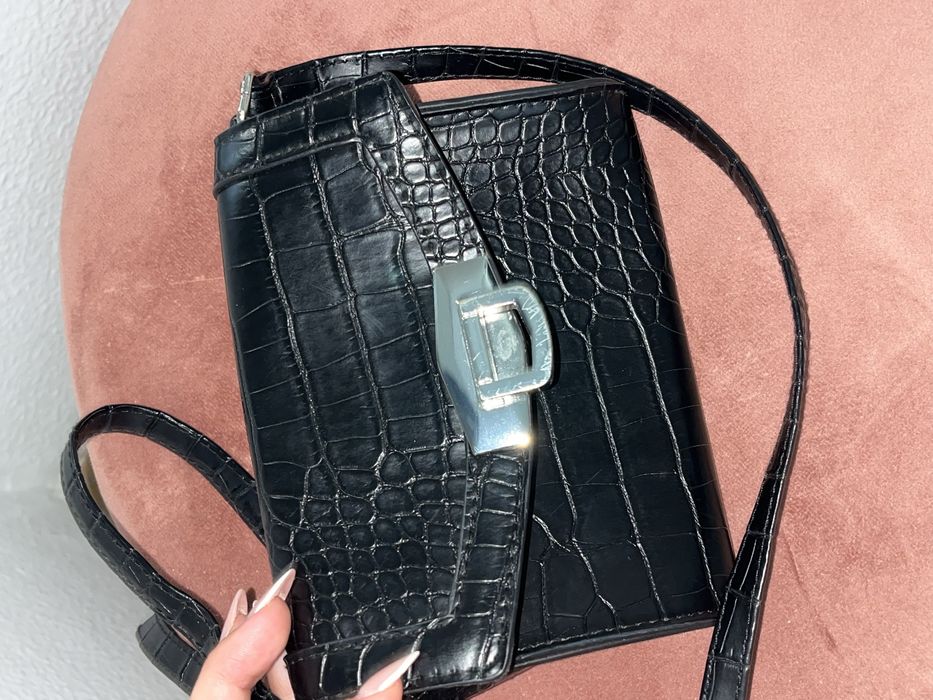 Mala a tiracolo ajustavel preta c/relevo crocodilo