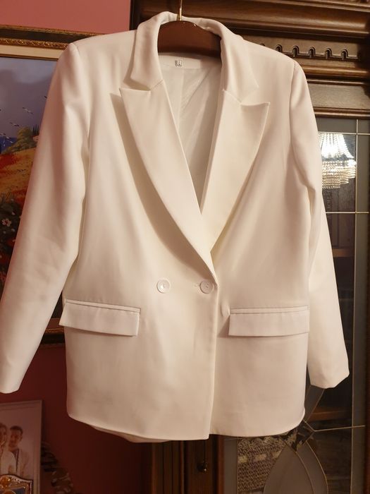 Білий брючний костюм