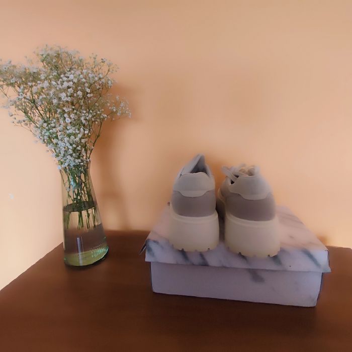 Sportowe obuwie damskie na koturnie