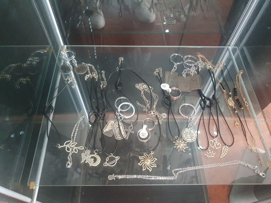 Bijuterias, relógios, óculos de sol