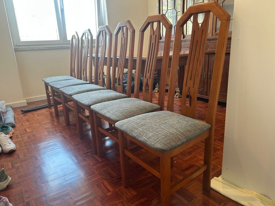 Conjunto de mesa e 6 cadeiras