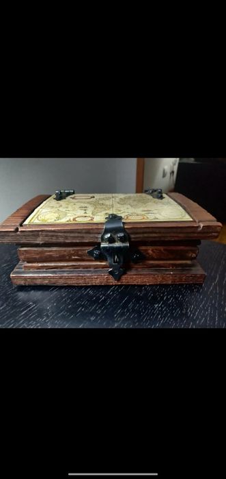 Caixa decorativa em madeira, com mapa mundi