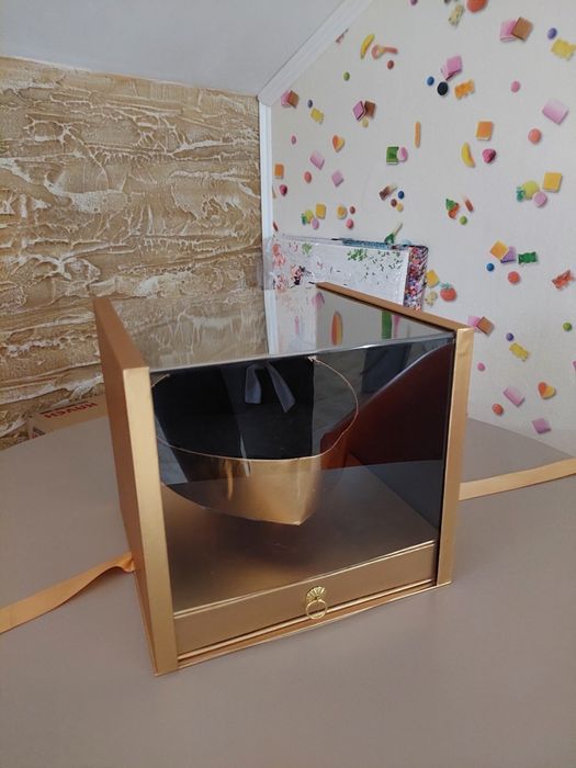 Коробки подарочные для цветов и декора золотого цвета