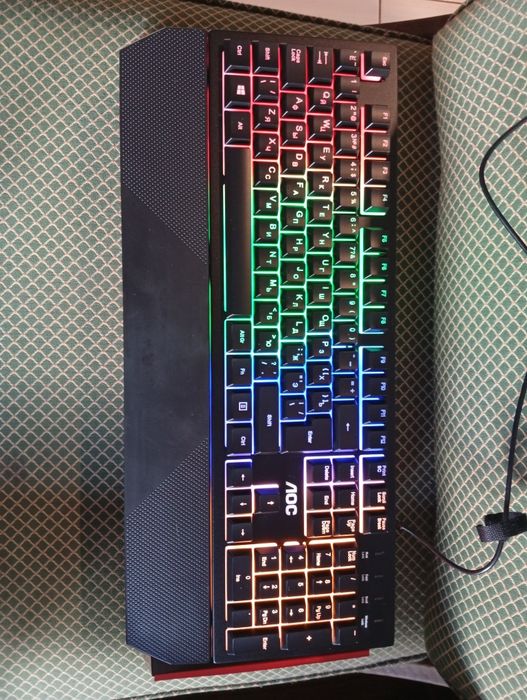 klawiatura gamingowa AOC GK200 z tęczowym podświetleniem