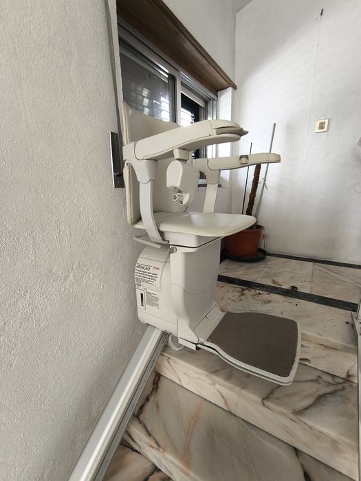 Cadeira elevatória Stannah - Modelo 600 com Carril Reto de +/- 4,50m