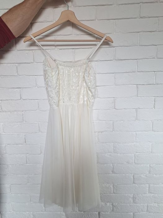 Biała krótka sukienka na ramiączkach