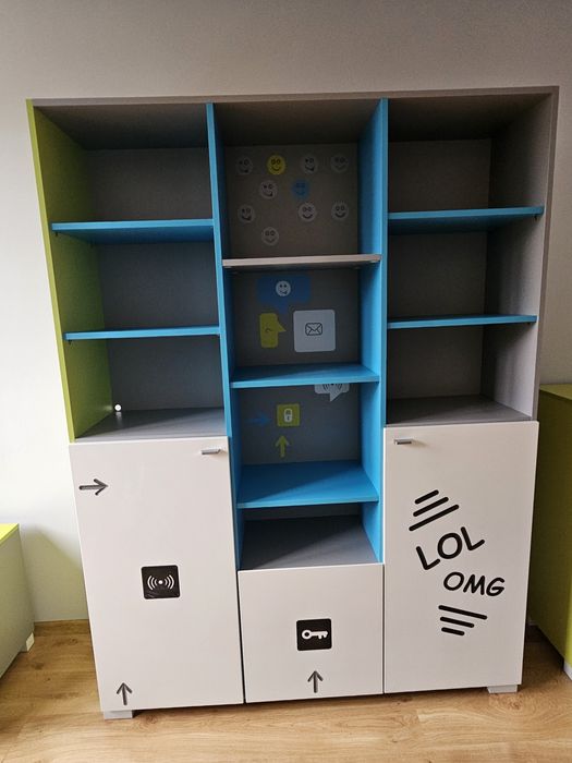 Sprzedam regał młodzieżowo - dziecięcy.