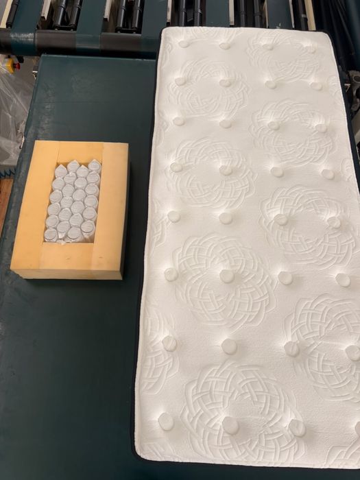 Colchão Premium de molas ensacadas com topper visco