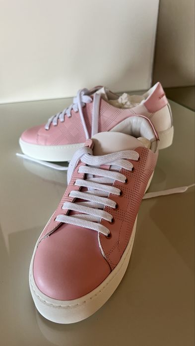 Sapatilhas  buberry nova na caixa em couro numero 37 . Cor rosa claro
