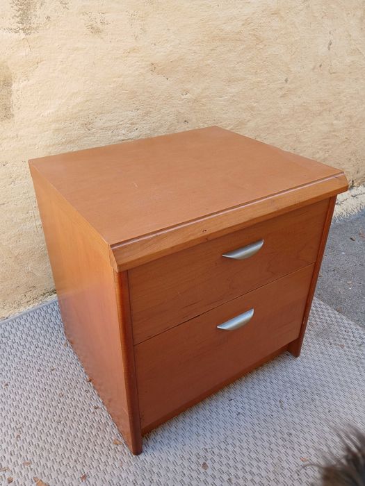 Mesa de cabeceira em madeira maciça.  Para desocupar.
