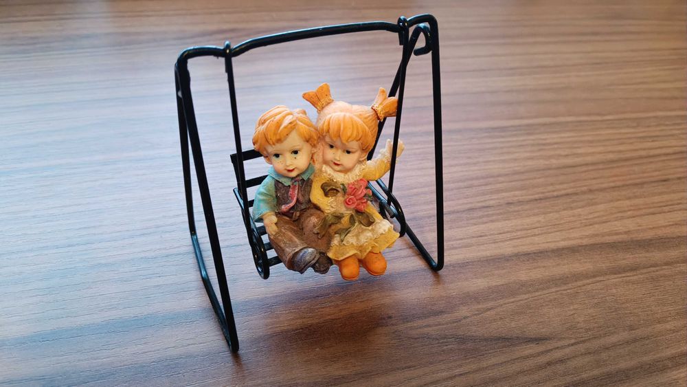 Peça Decorativa - Crianças no Balancé - Porcelana e Ferro - Impecável