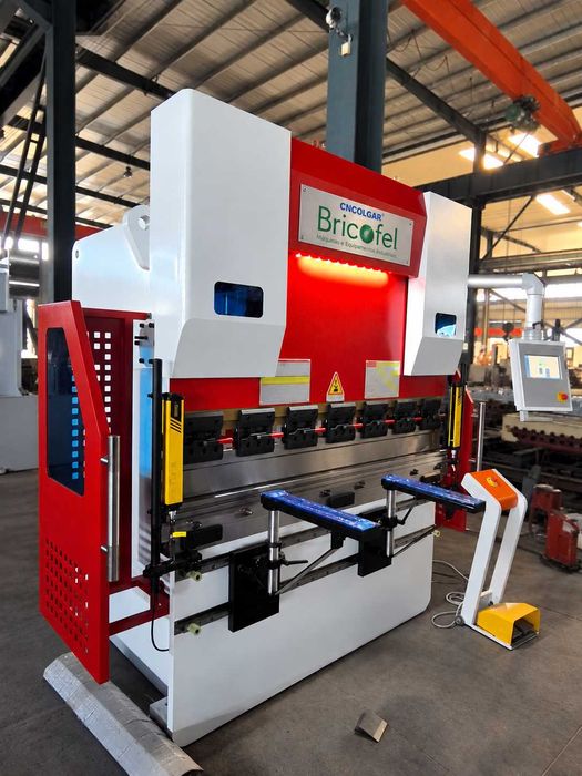 Quinadora CNCCOLGAR 40T-1200 com sistema NC Delem TP10