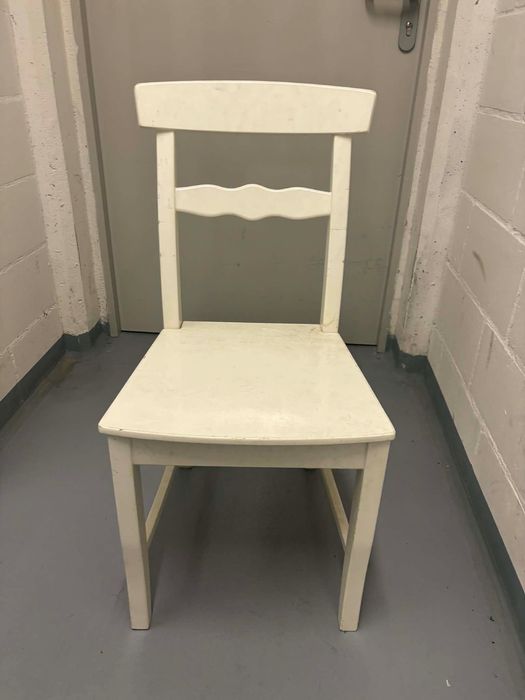 Białe krzesło drewniane IKEA